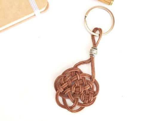llavero  nudo macrame cuero crudo. Raquel Jiménez Artesania
