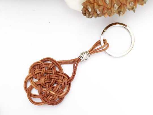 llavero  nudo macrame cuero crudo. Raquel Jiménez Artesania