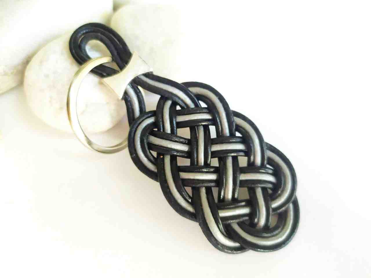 llavero de cuero trenzado en cuero negro y plata. Raquel Jiménez Artesanía