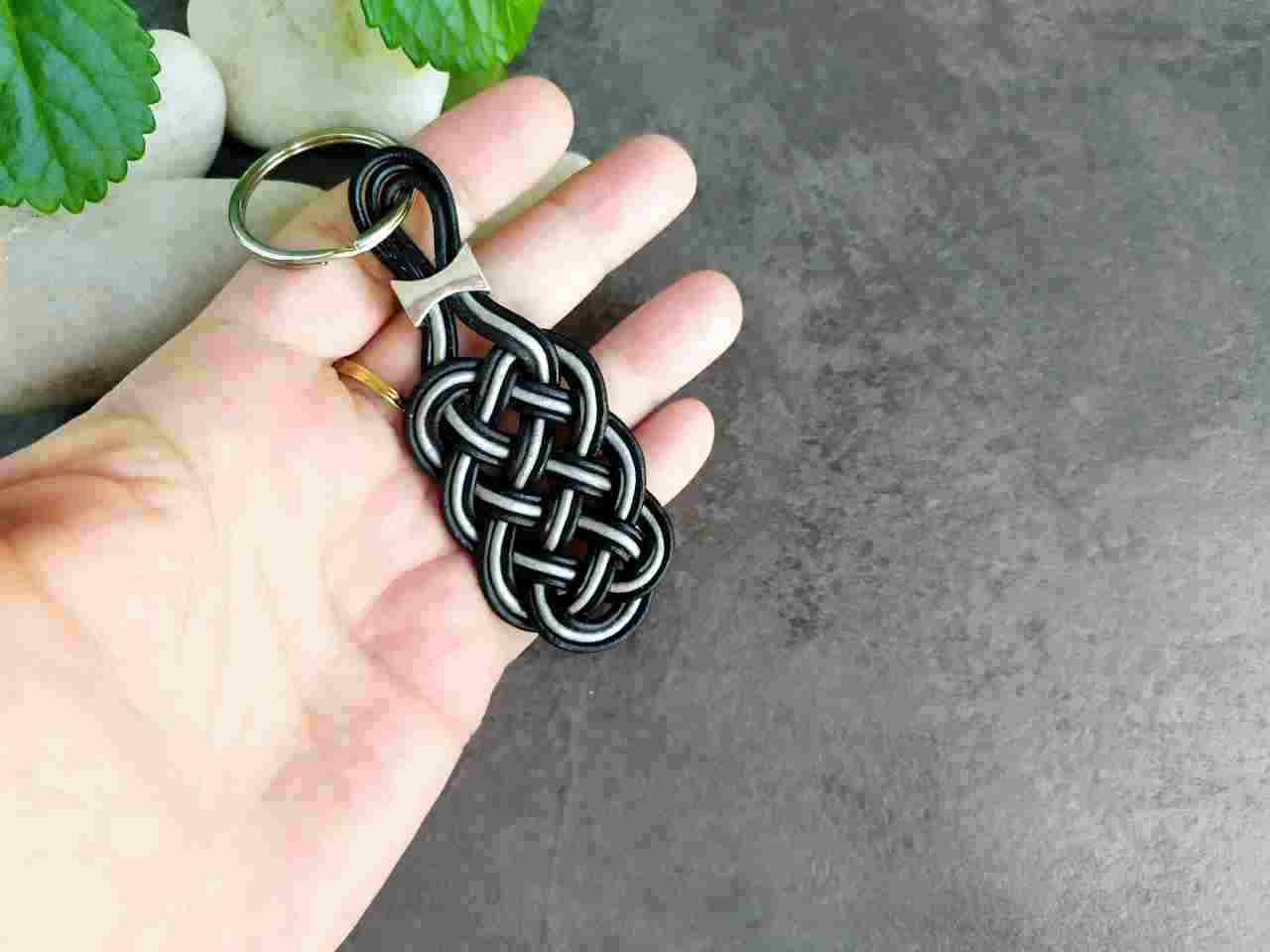 llavero de cuero trenzado en cuero negro y plata. Raquel Jiménez Artesanía