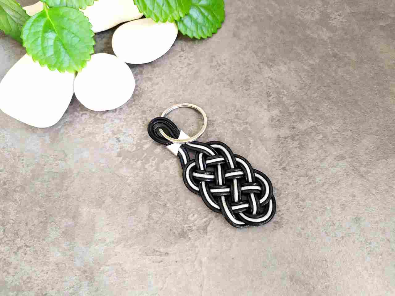 llavero de cuero trenzado en cuero negro y plata. Raquel Jiménez Artesanía