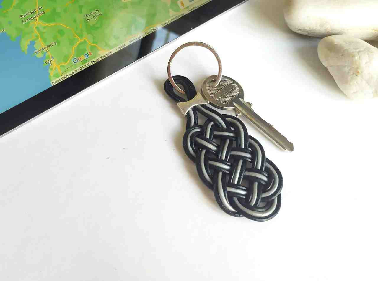 llavero de cuero trenzado en cuero negro y plata. Raquel Jiménez Artesanía