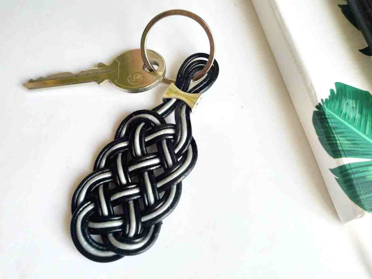 llavero de cuero trenzado en cuero negro y plata. Raquel Jiménez Artesanía