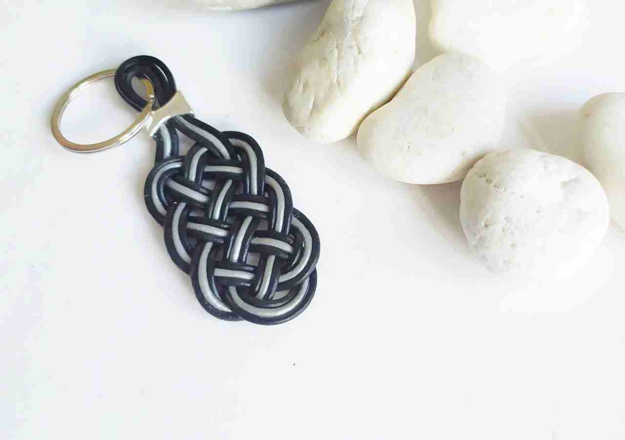 llavero de cuero trenzado en cuero negro y plata. Raquel Jiménez Artesanía