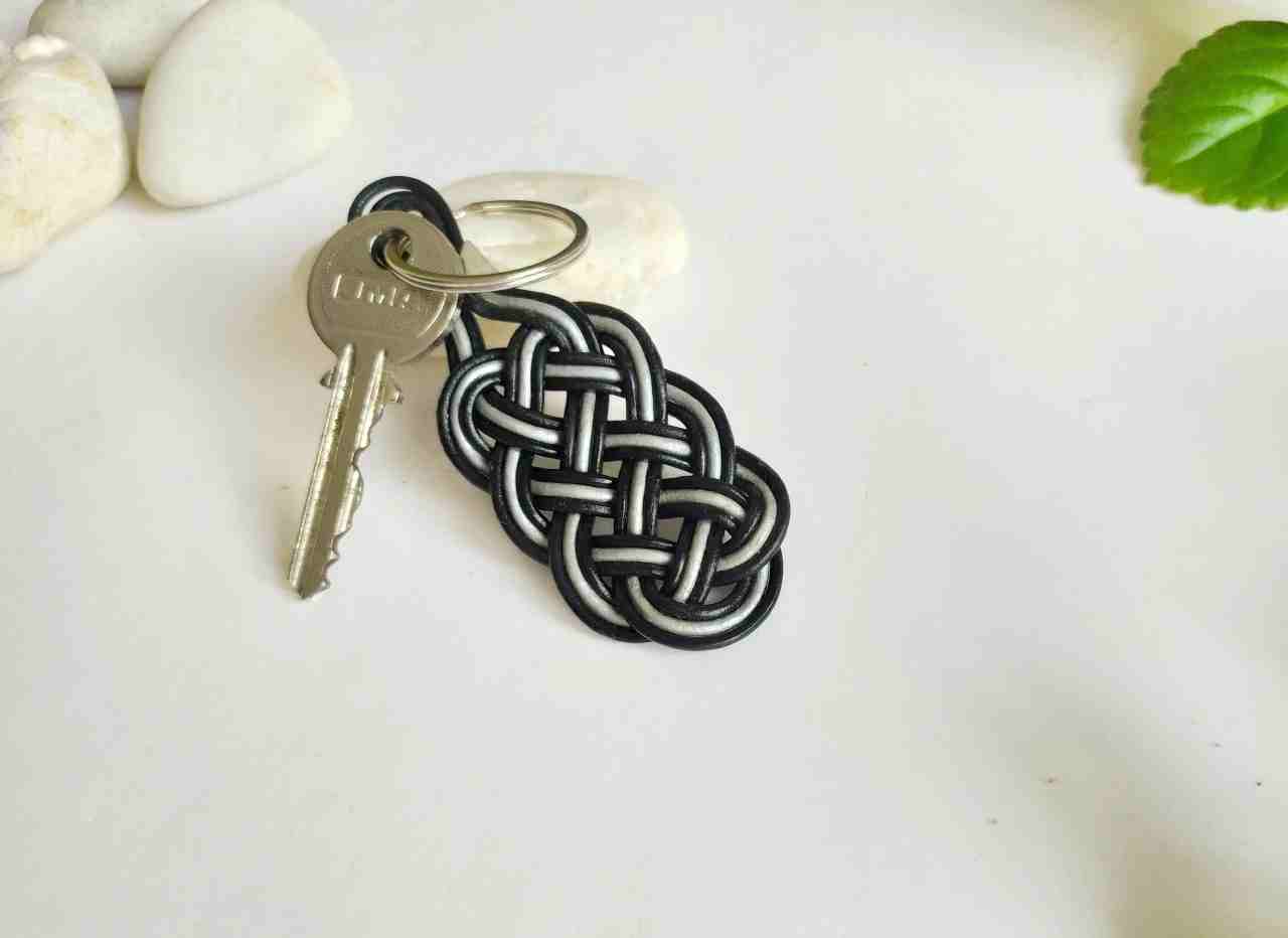 llavero de cuero trenzado en cuero negro y plata. Raquel Jiménez Artesanía