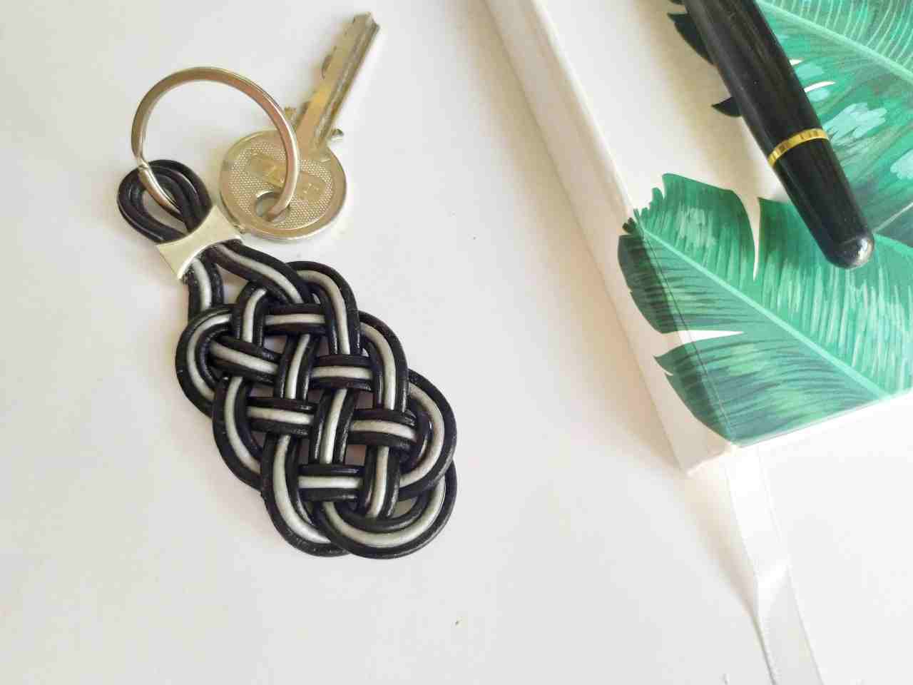 llavero de cuero trenzado en cuero negro y plata. Raquel Jiménez Artesanía