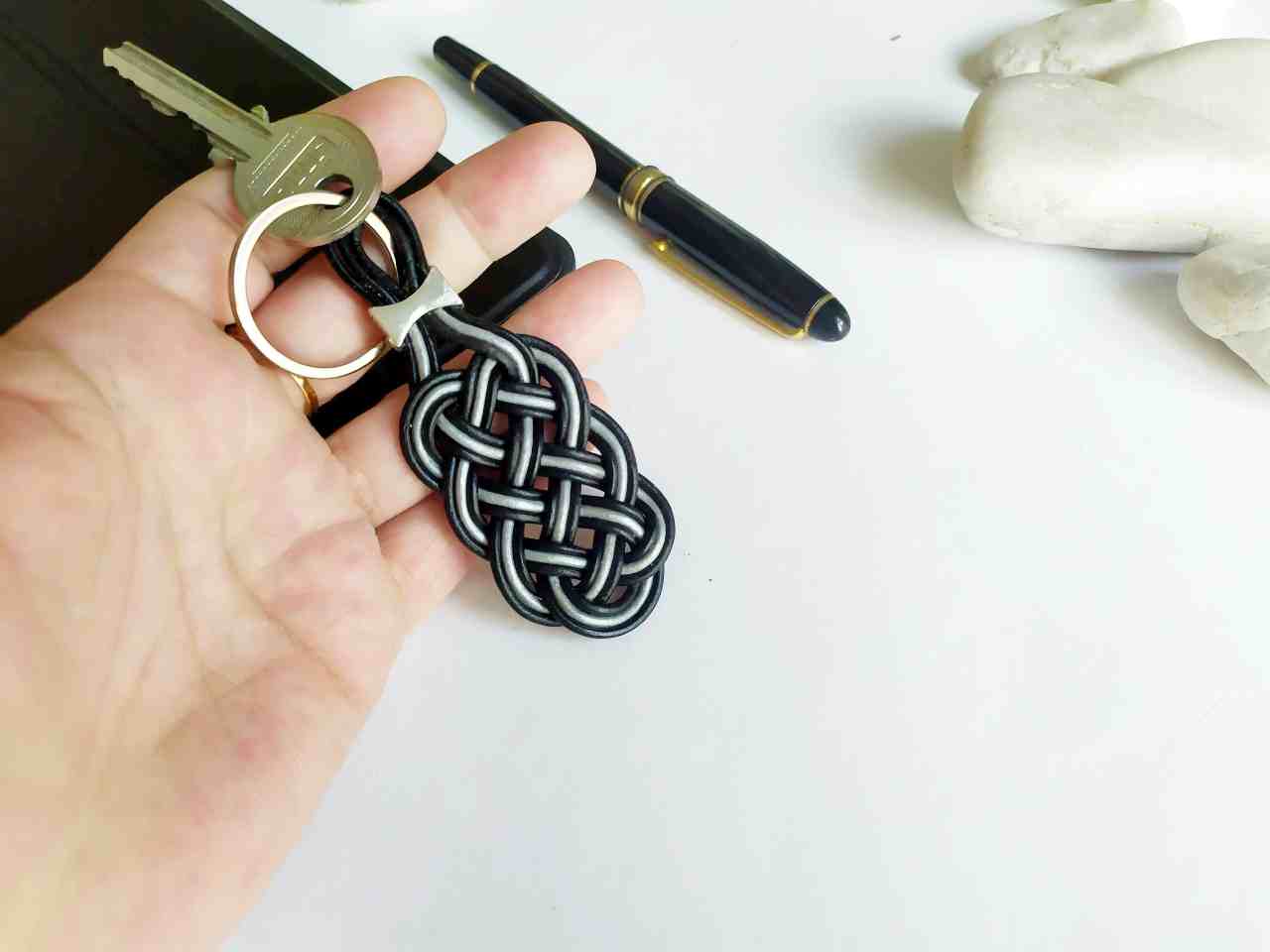 llavero de cuero trenzado en cuero negro y plata. Raquel Jiménez Artesanía