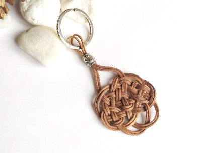 llavero  nudo macrame cuero crudo. Raquel Jiménez Artesania