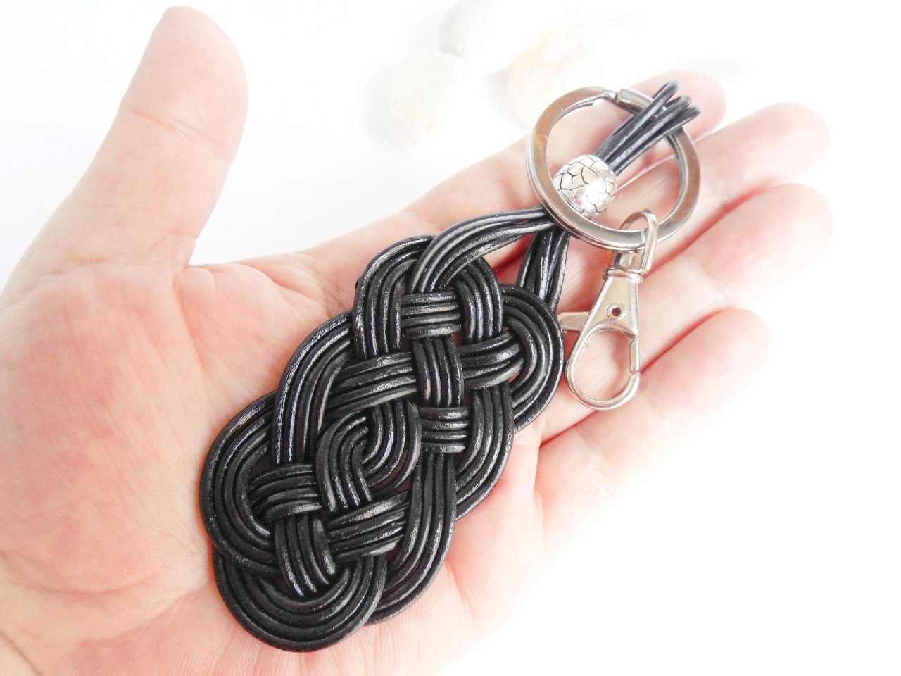 llavero cuero trenzado negro . Raquel Jiménez Artesania