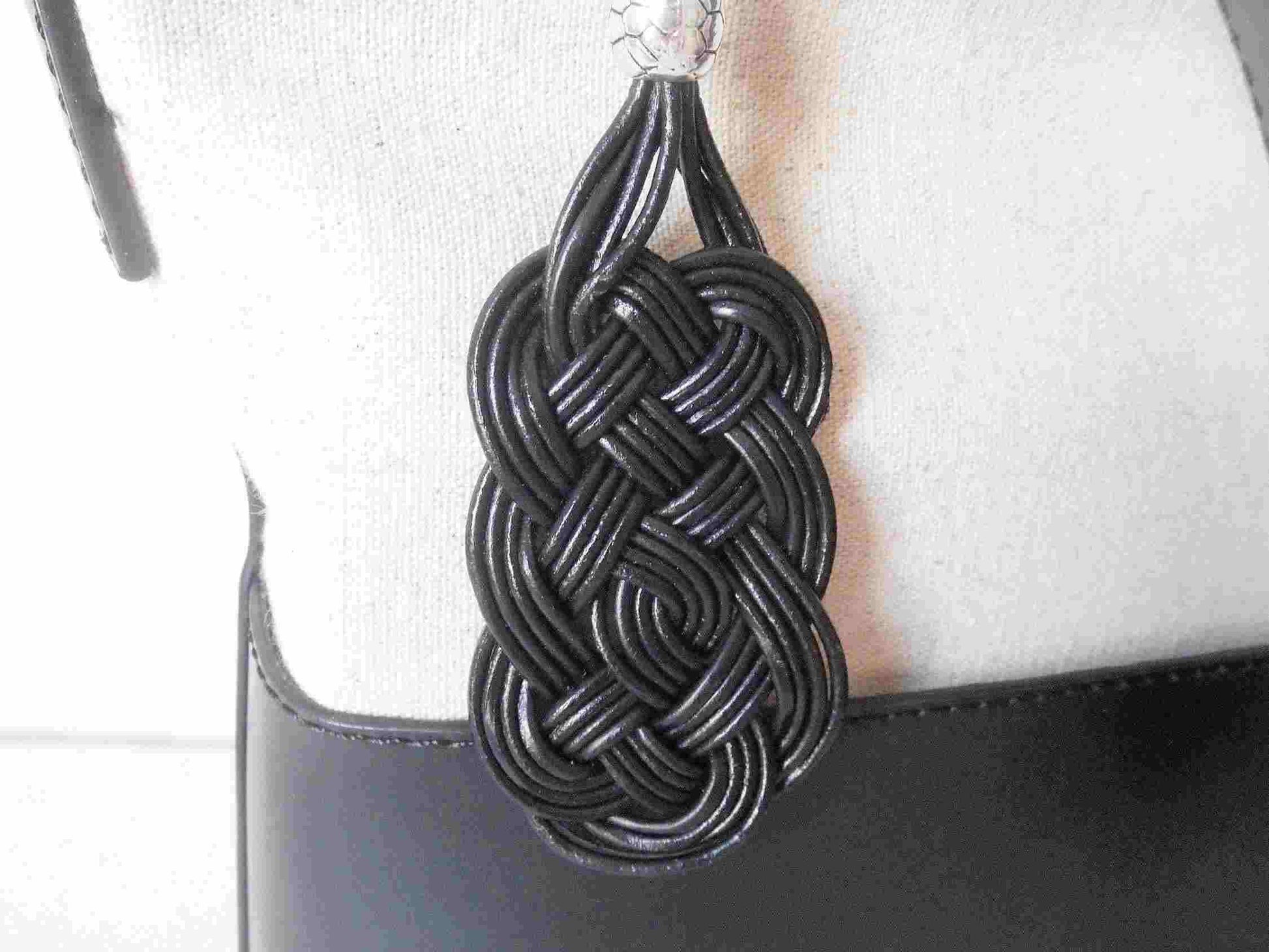 llavero de cuero trenzado negro  Raquel Jiménez Artesania