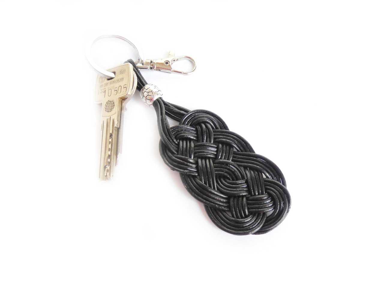 llavero cuero trenzado negro . Raquel Jiménez Artesania