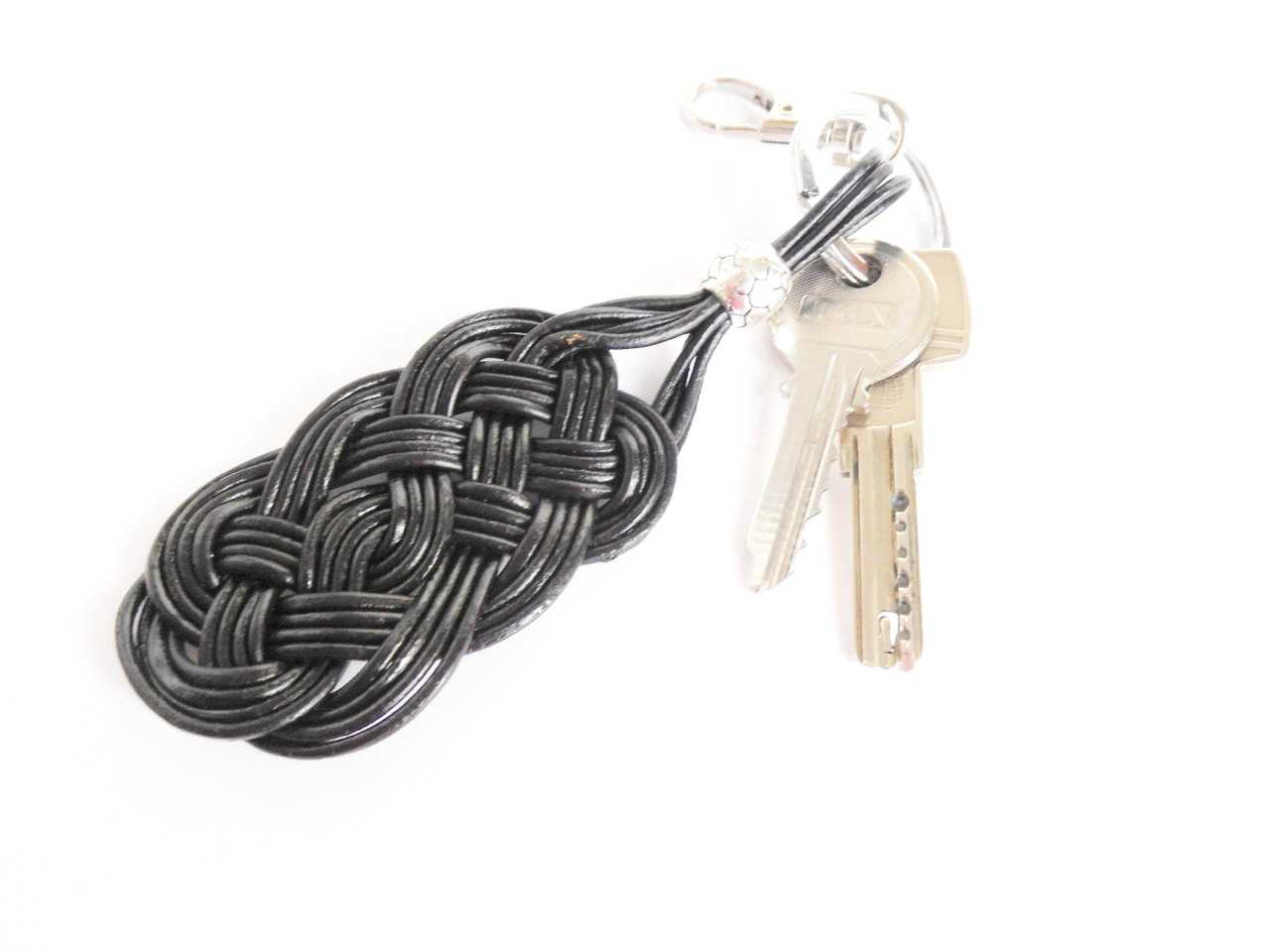 llavero cuero trenzado negro . Raquel Jiménez Artesania