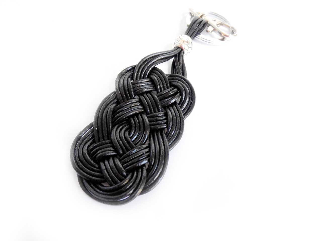 llavero cuero trenzado negro . Raquel Jiménez Artesania