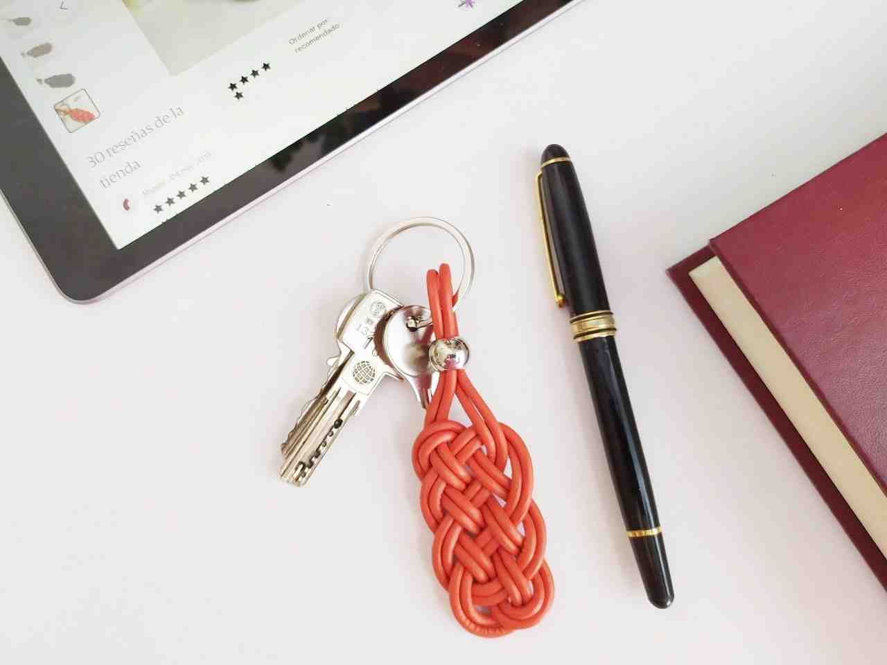 llavero de cuero rojo trenzado con nudo macrame . Raquel Jimenez Artesanía