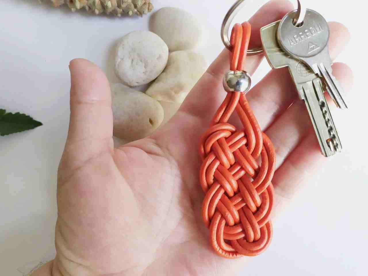 llavero de cuero rojo trenzado con nudo macrame . Raquel Jimenez Artesanía