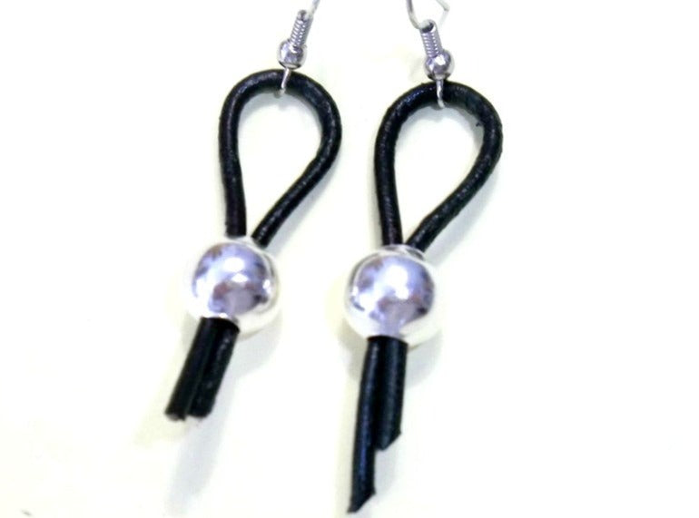Pendientes largos de cuero y acero