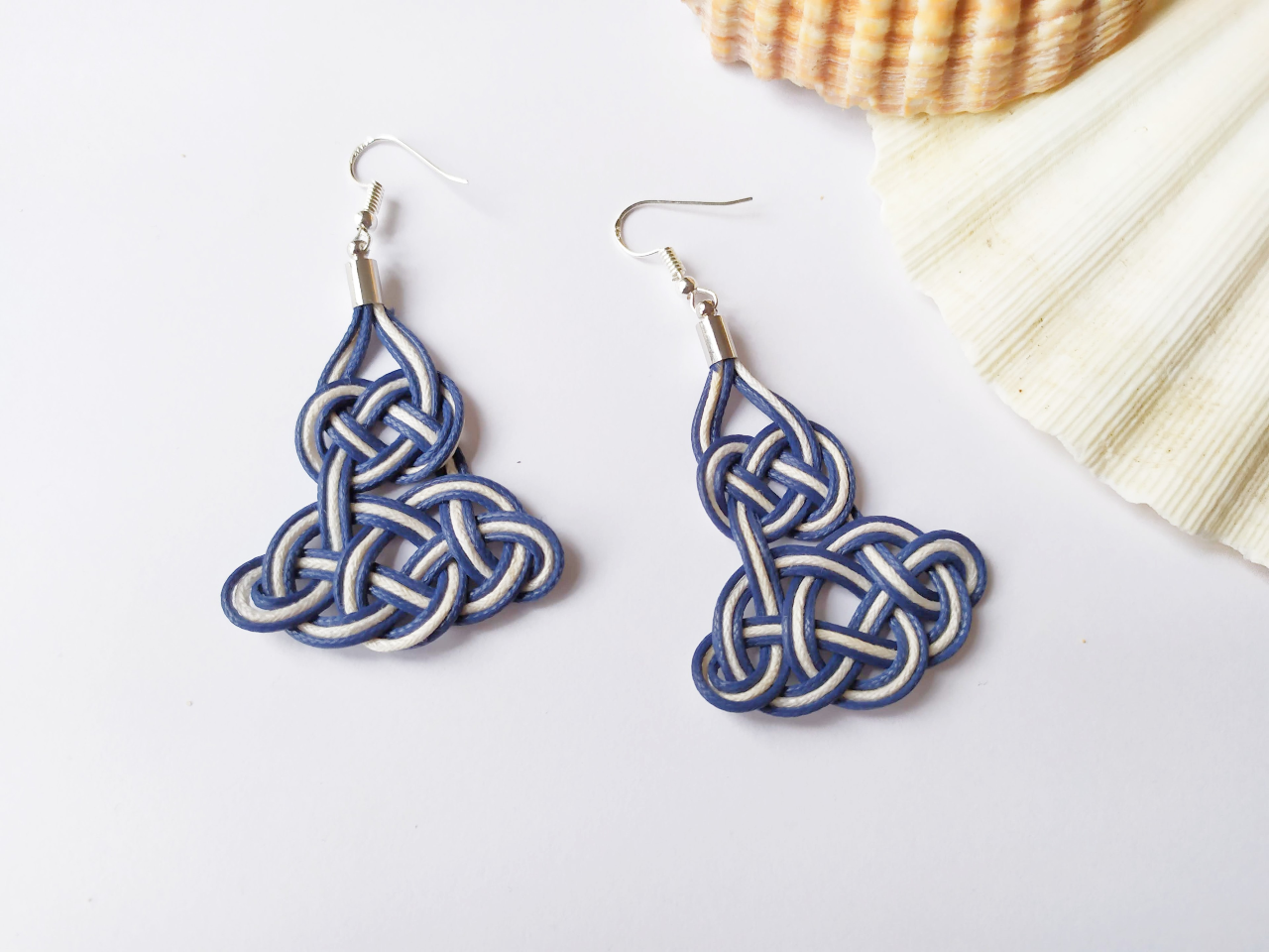 Pendientes con nudo marinero azul y blanco. Raquel Jiménez Artesanía