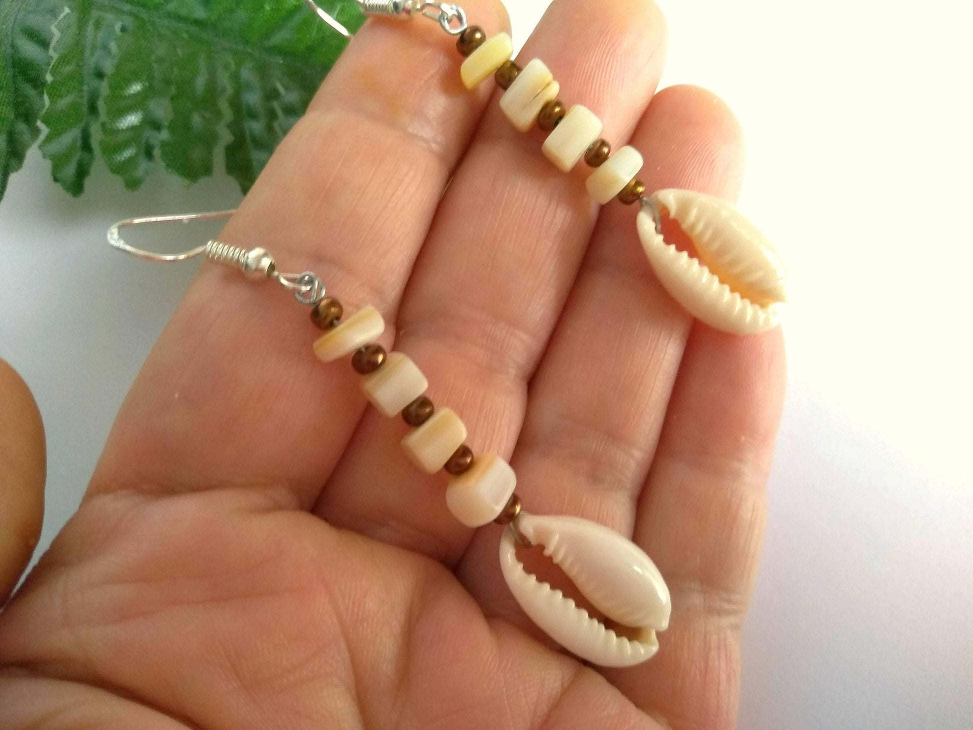 Pendientes con conchas marinas y nácar, pendientes de plata con caracolas marinas, pendientes de nácar y plata, pendientes conchas marinas