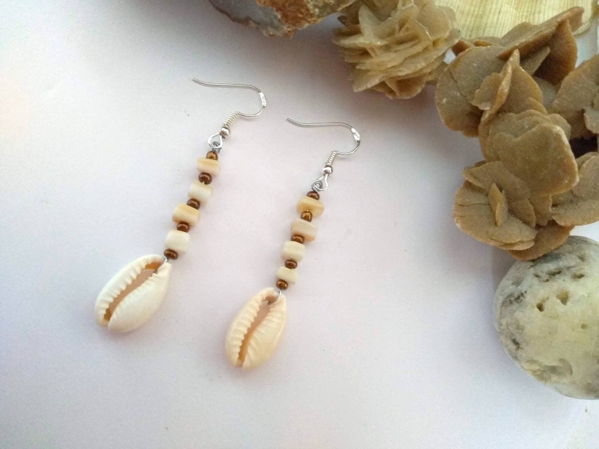 Pendientes con conchas marinas y nácar, pendientes de plata con caracolas marinas, pendientes de nácar y plata, pendientes conchas marinas