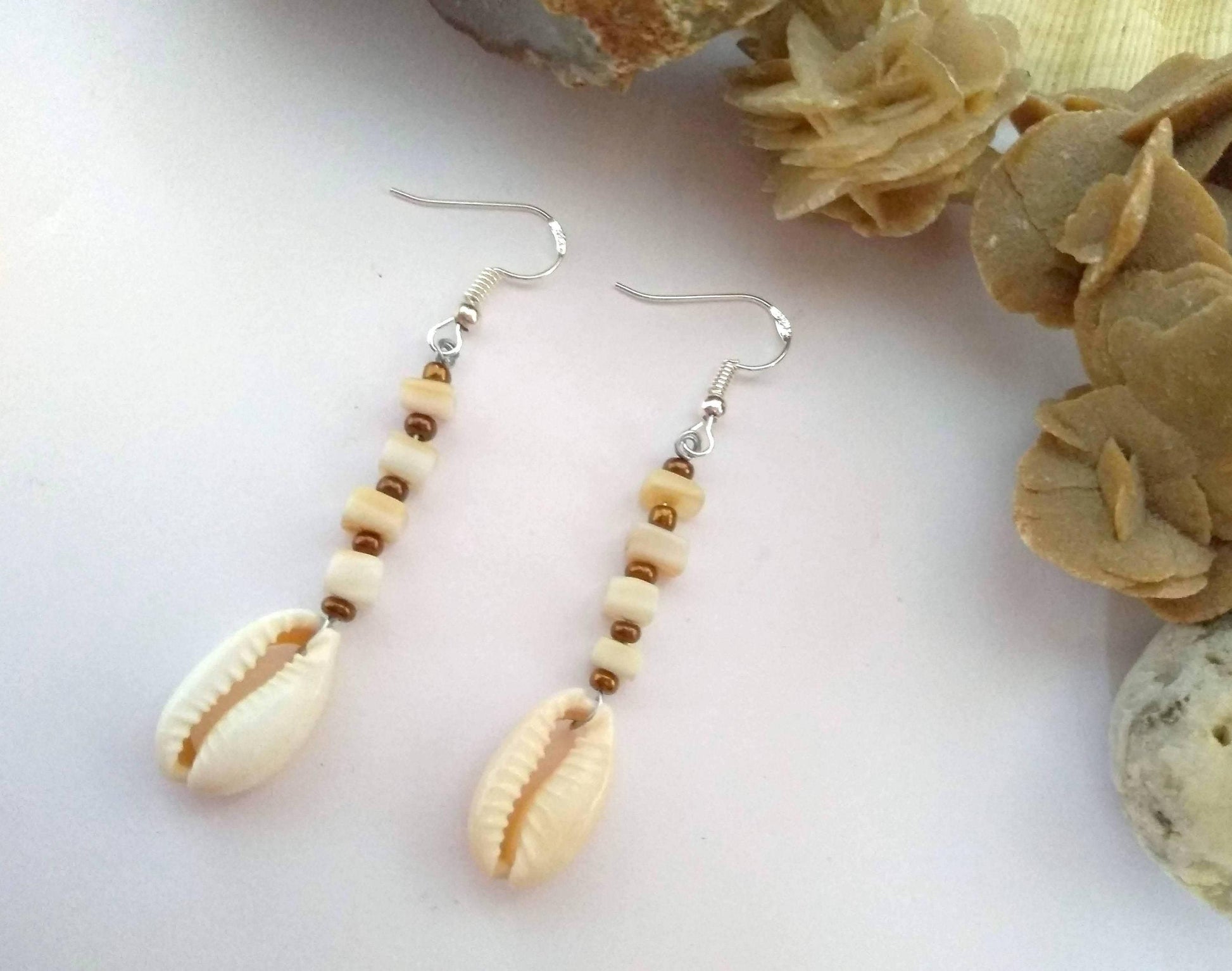 Pendientes con conchas marinas y nácar, pendientes de plata con caracolas marinas, pendientes de nácar y plata, pendientes conchas marinas