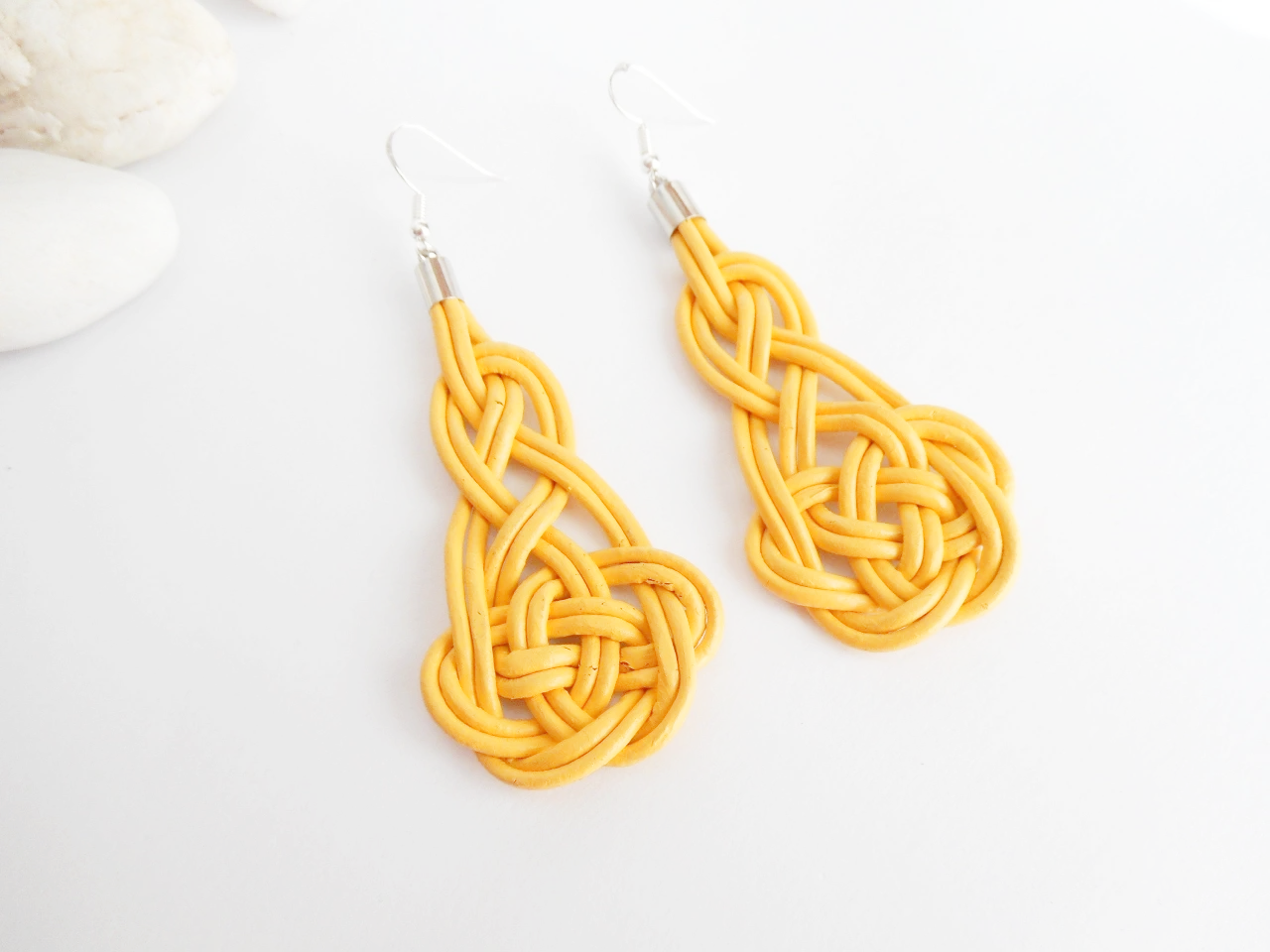 Pendientes celtas largos de cuero y acero con nudos de macramé