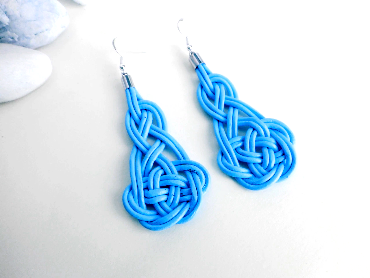 Pendientes celtas largos de cuero y acero con nudos de macramé