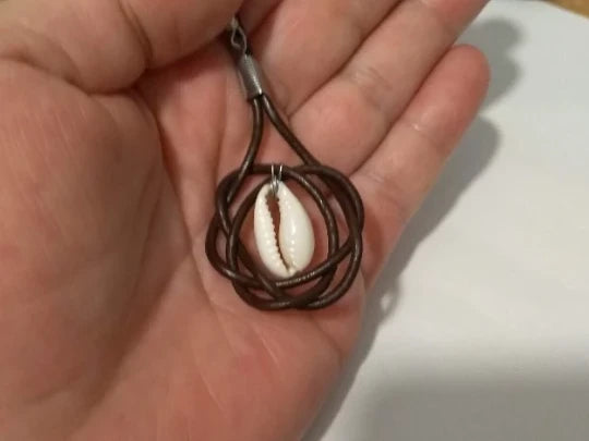 Boucles d'oreilles en cuir et argent avec coquillage