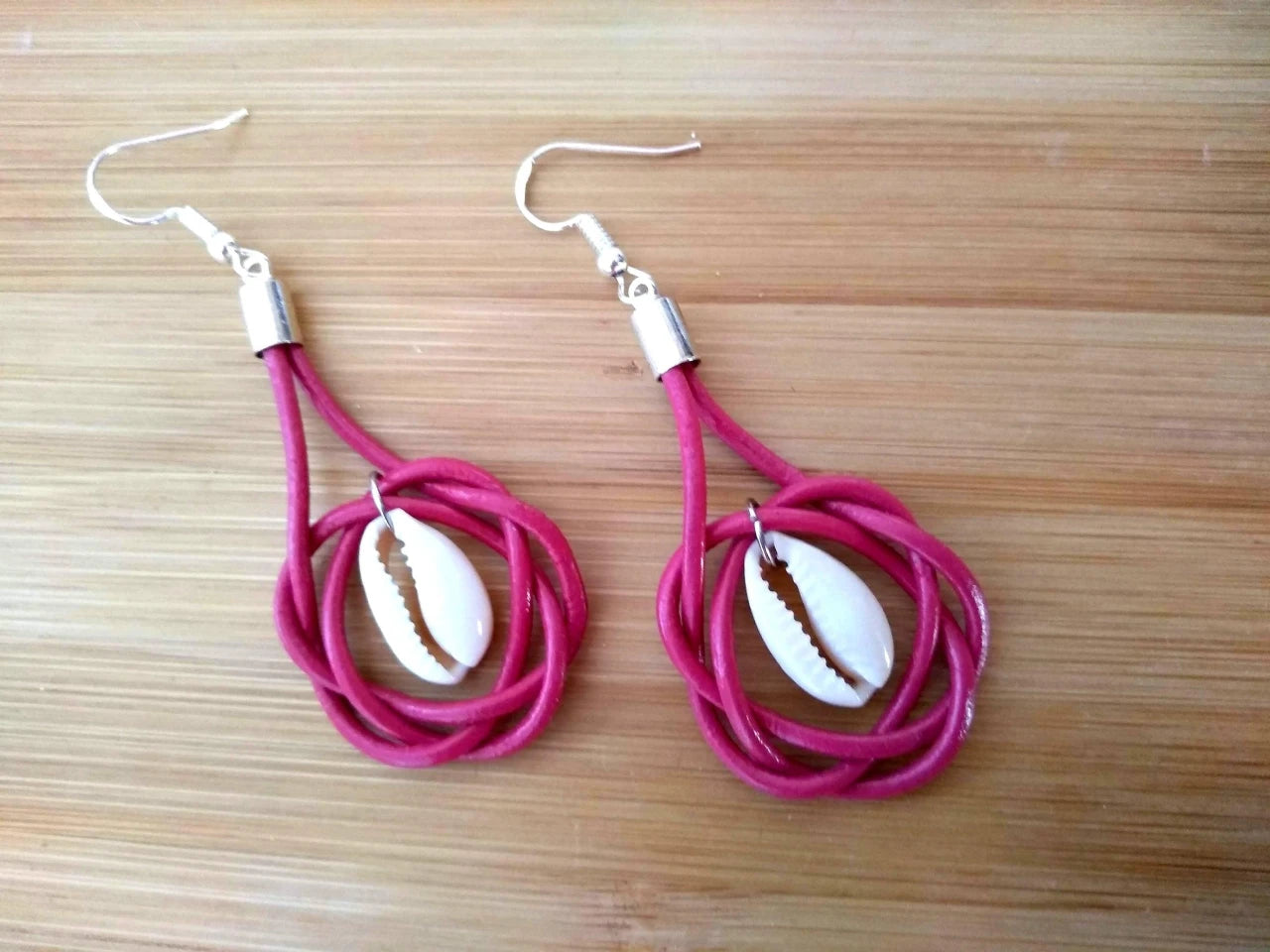 Boucles d'oreilles en cuir et argent avec coquillage
