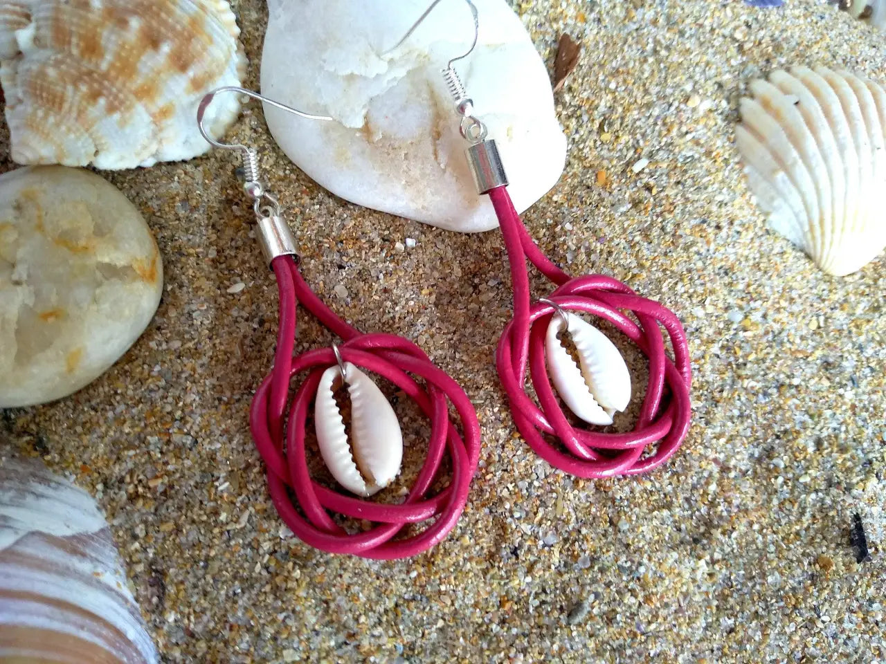 Boucles d'oreilles en cuir et argent avec coquillage