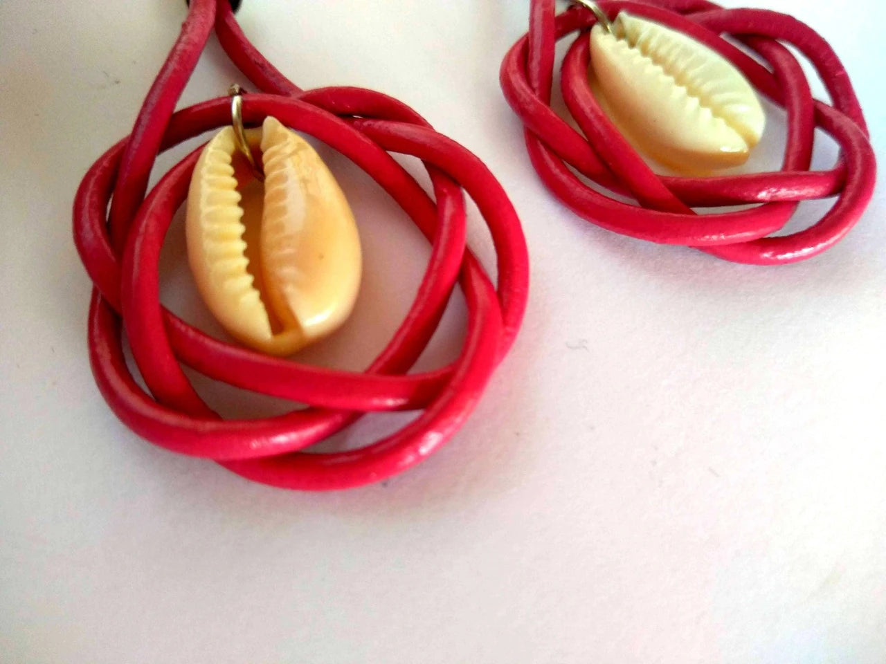 Boucles d'oreilles en cuir et argent avec coquillage