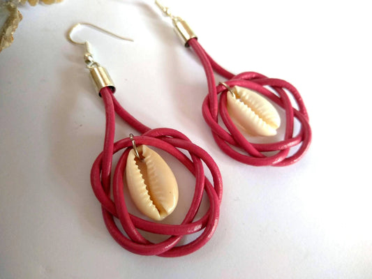Pendientes de cuero y plata con caracola marina