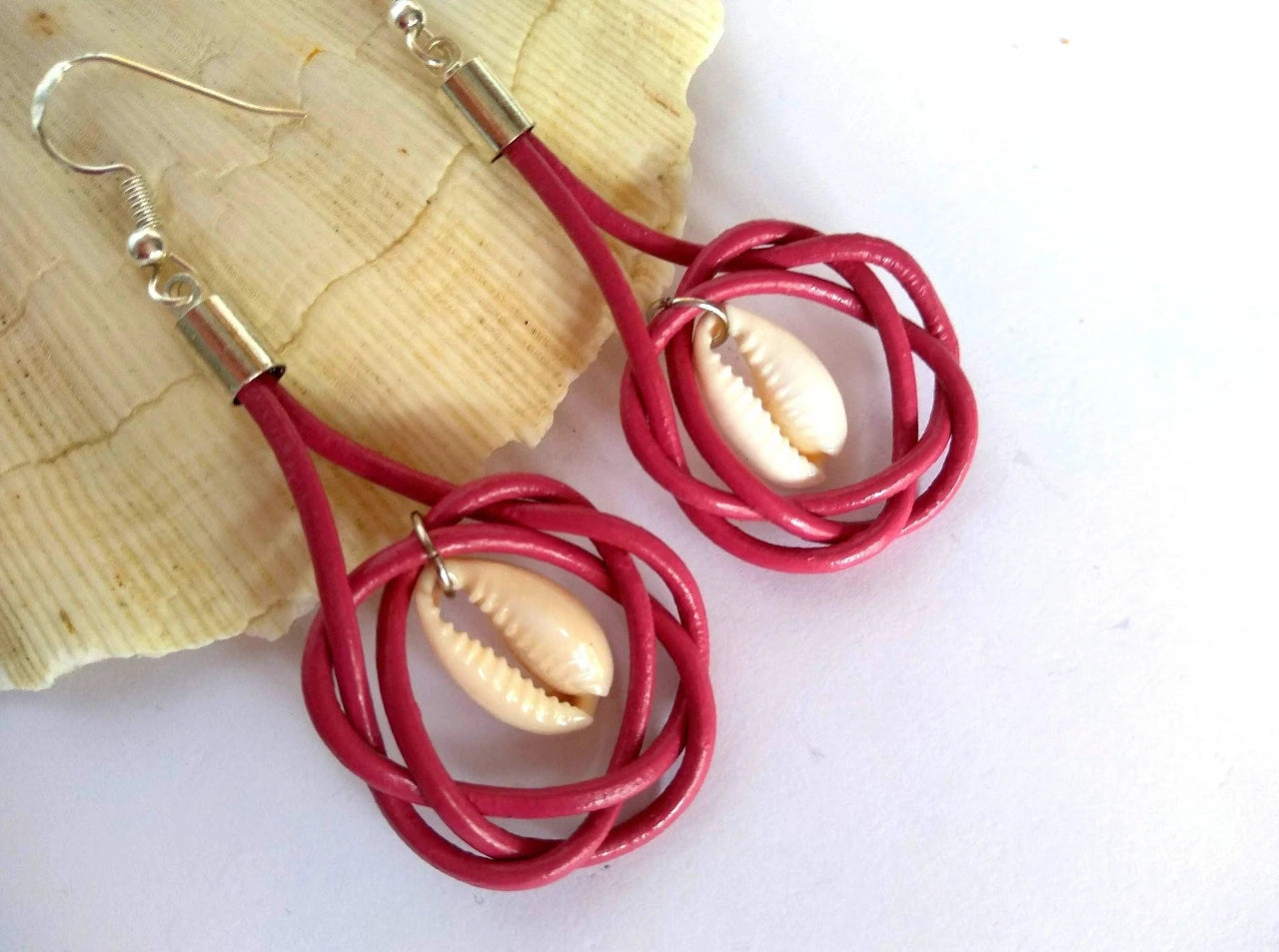 Boucles d'oreilles en cuir et argent avec coquillage