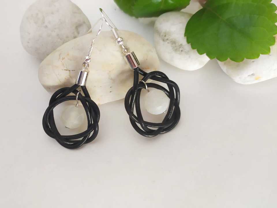 pendientes ágata blanca y cuero Raquel Jiménez Artesanía