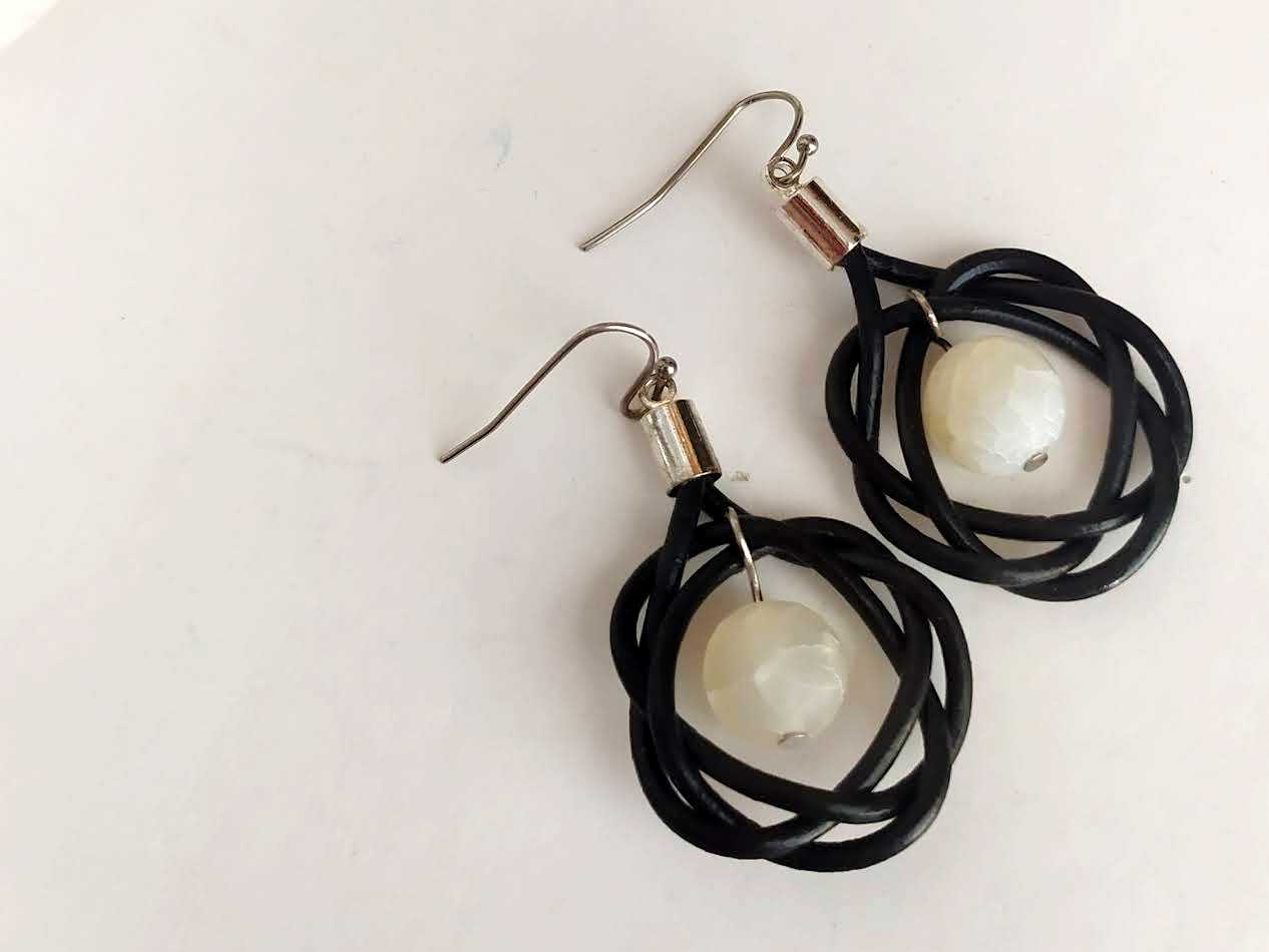 pendientes ágata blanca y cuero negro Raquel Jiménez Artesanía