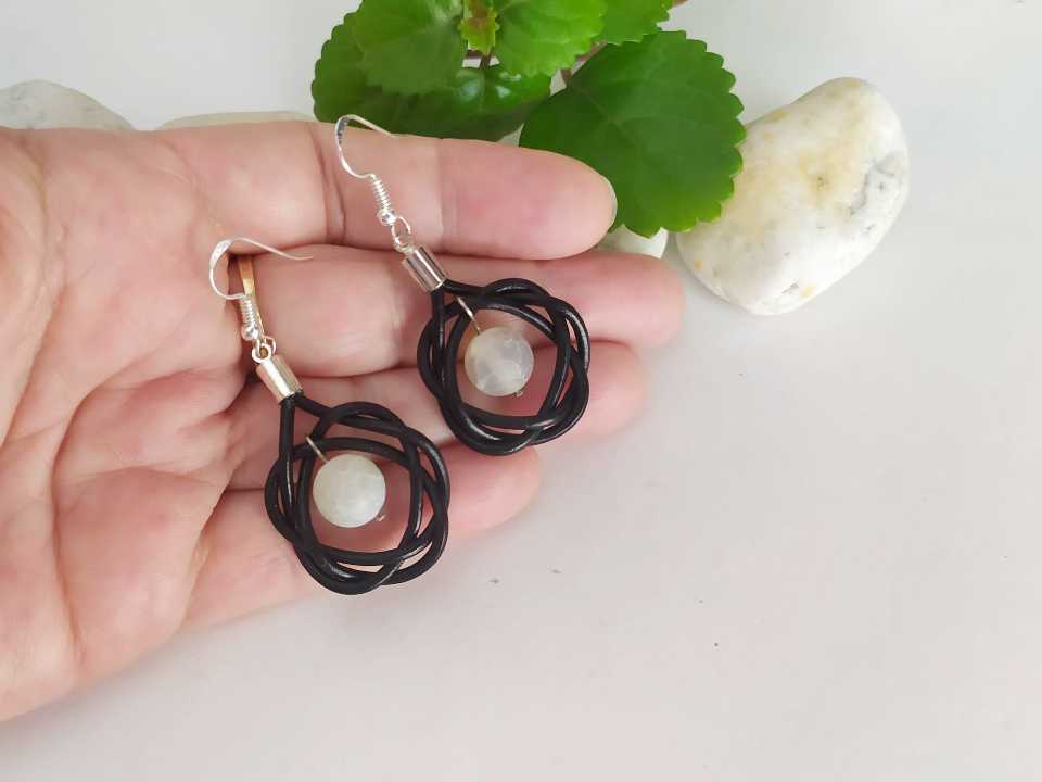 pendientes ágata blanca y cuero Raquel Jiménez Artesanía