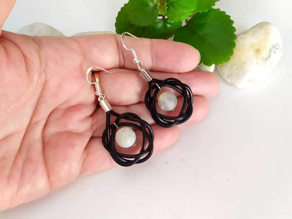 pendientes ágata blanca y cuero Raquel Jiménez Artesanía