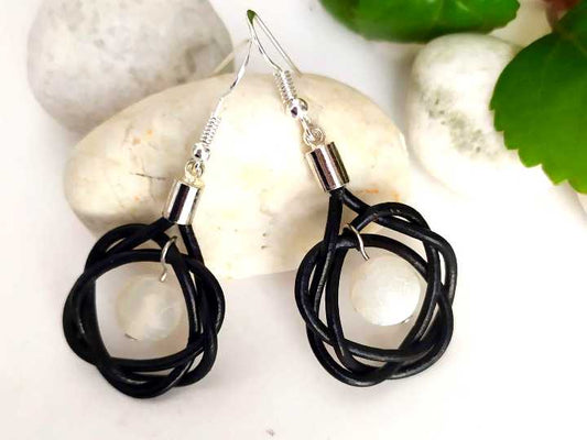 pendientes ágata blanca y cuero Raquel Jiménez Artesanía