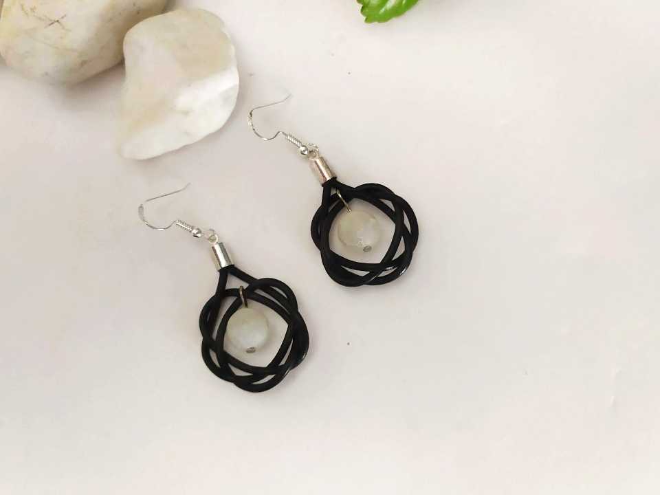 pendientes ágata blanca y cuero Raquel Jiménez Artesanía