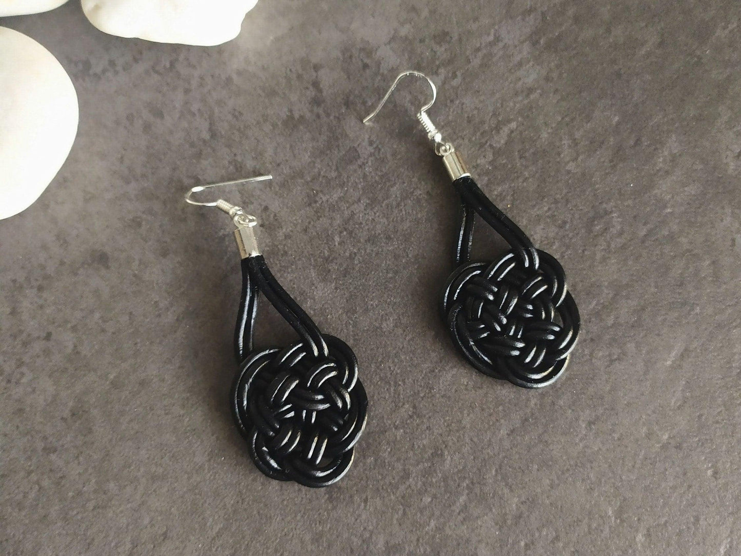 Pendientes celtas con símbolo del amor eterno