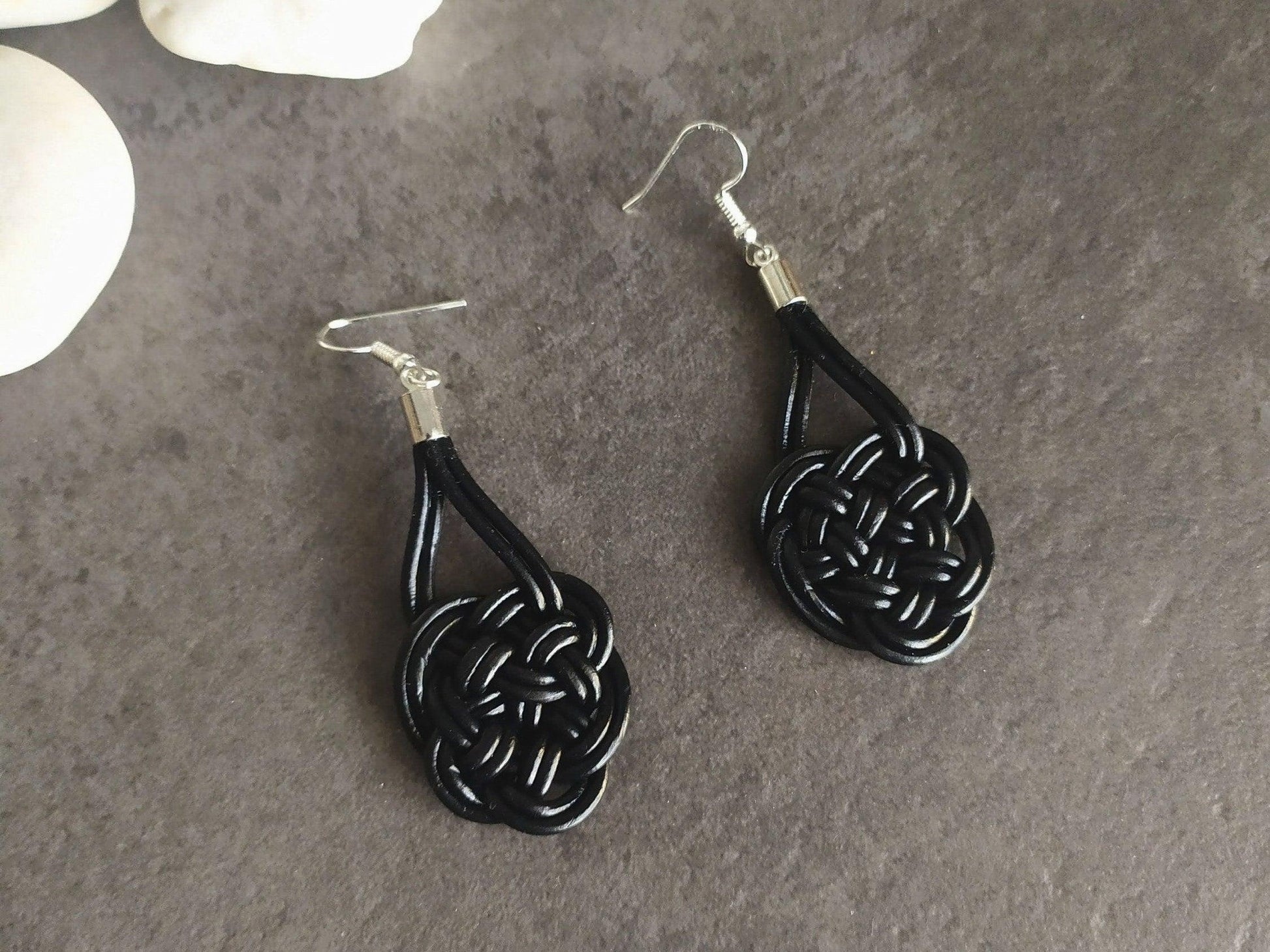 Pendientes celtas con símbolo del amor eterno