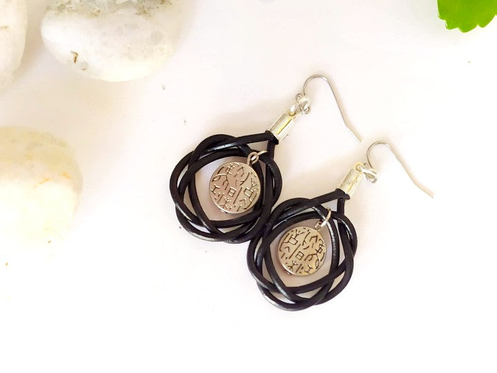 pendientes largos de cuero con nudo  étnicos. Raquel Jiménez Artesanía