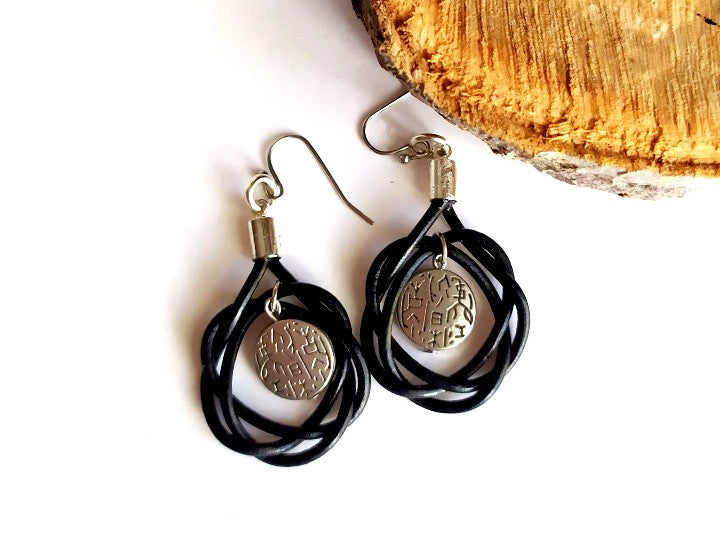 pendientes largos de cuero con nudo  étnicos. Raquel Jiménez Artesanía