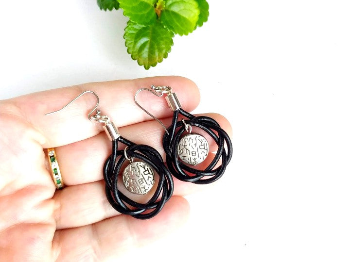 pendientes largos de cuero con nudo  étnicos. Raquel Jiménez Artesanía