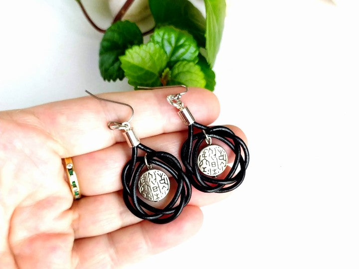 pendientes largos de cuero con nudo  étnicos. Raquel Jiménez Artesanía