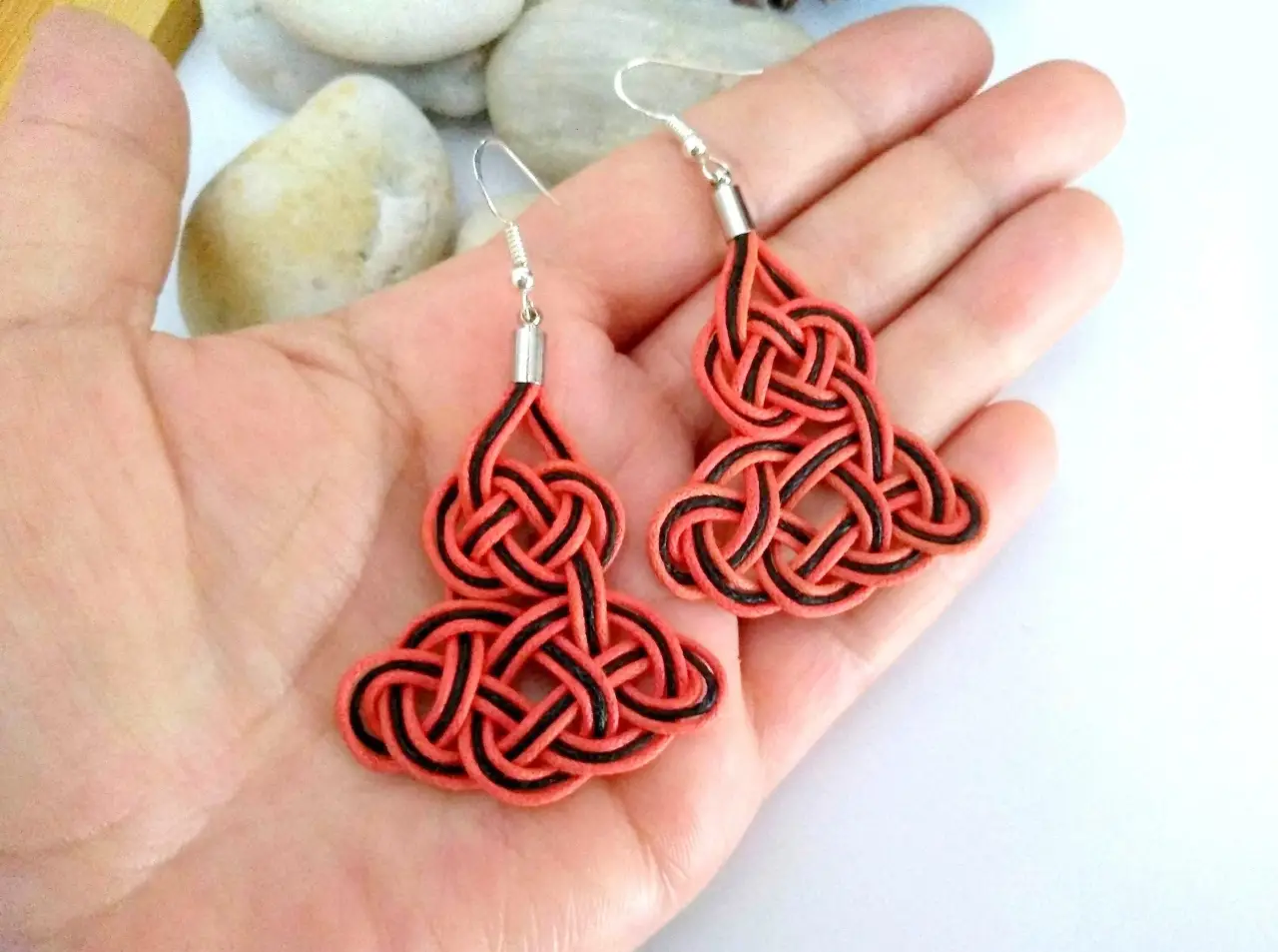 Pendientes con nudo marinero azul y blanco. Raquel Jiménez Artesanía