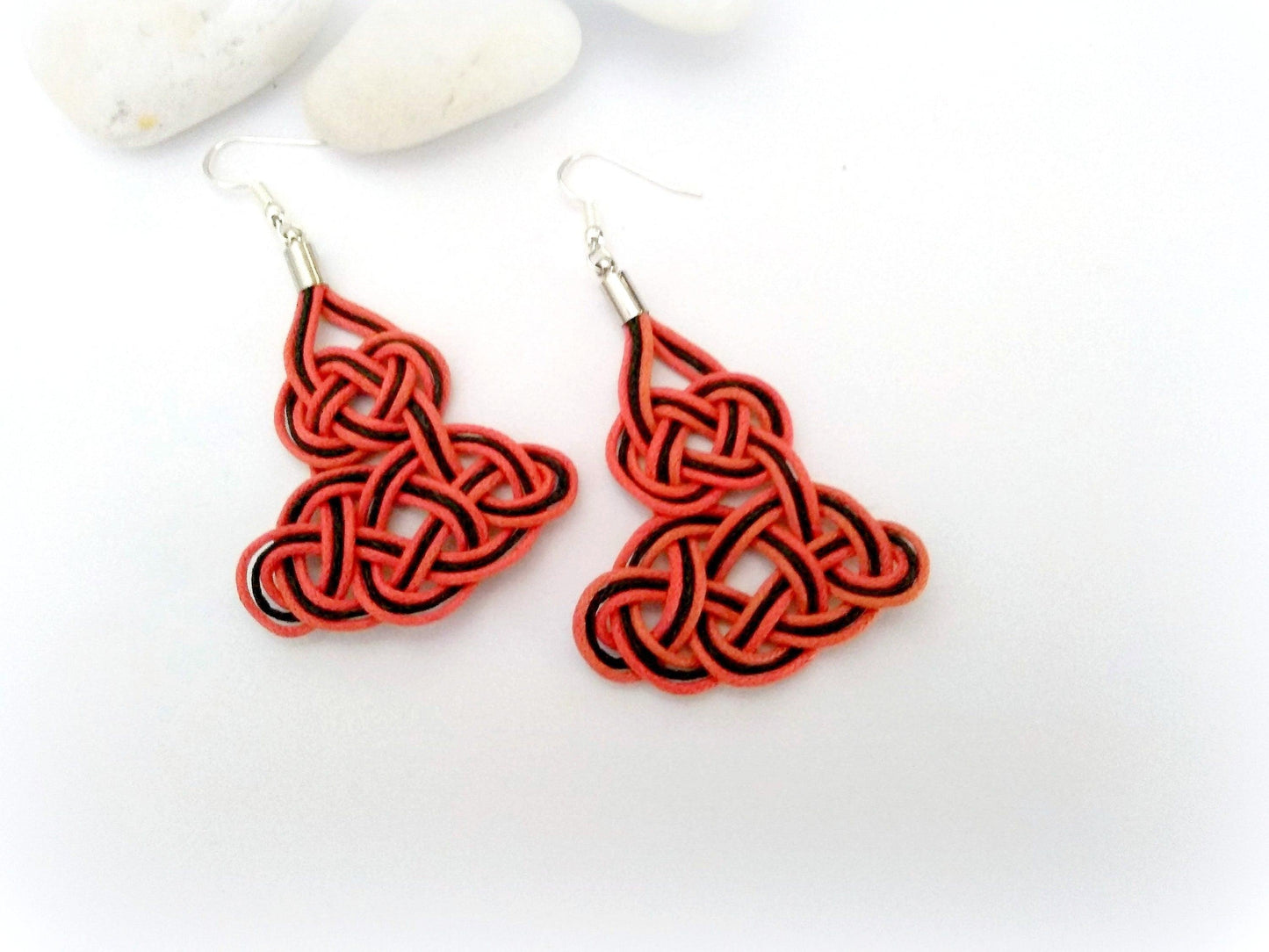 Pendientes macramé y plata con nudo celta en rojo y negro