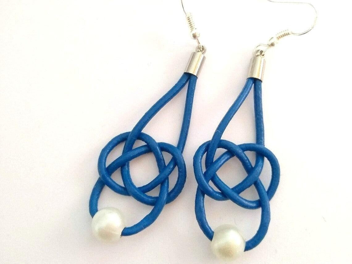 Pendientes nudo marinero infinito de cuero azul