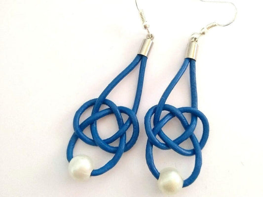 Pendientes nudo marinero infinito de cuero azul