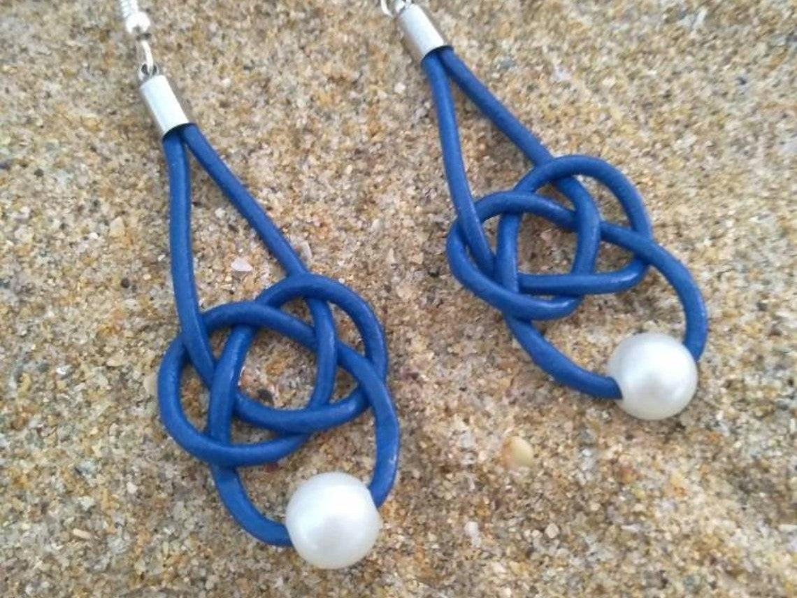 Pendientes nudo marinero infinito de cuero azul
