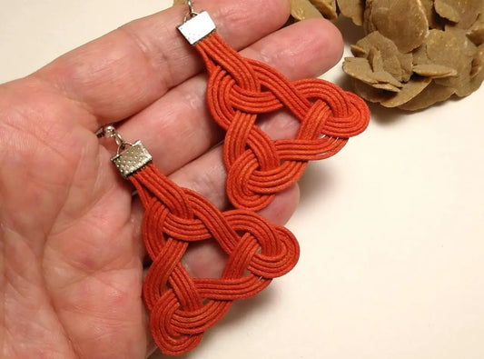 pendientes rojos triskel o triqueta. Raquel Jimenez Artesania